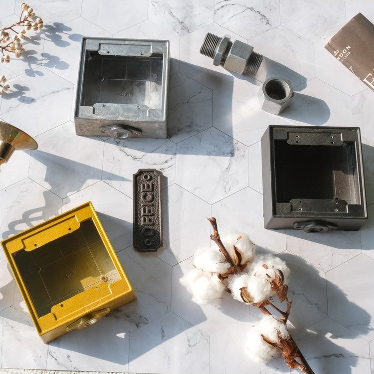 Exposed table-made aluminum box