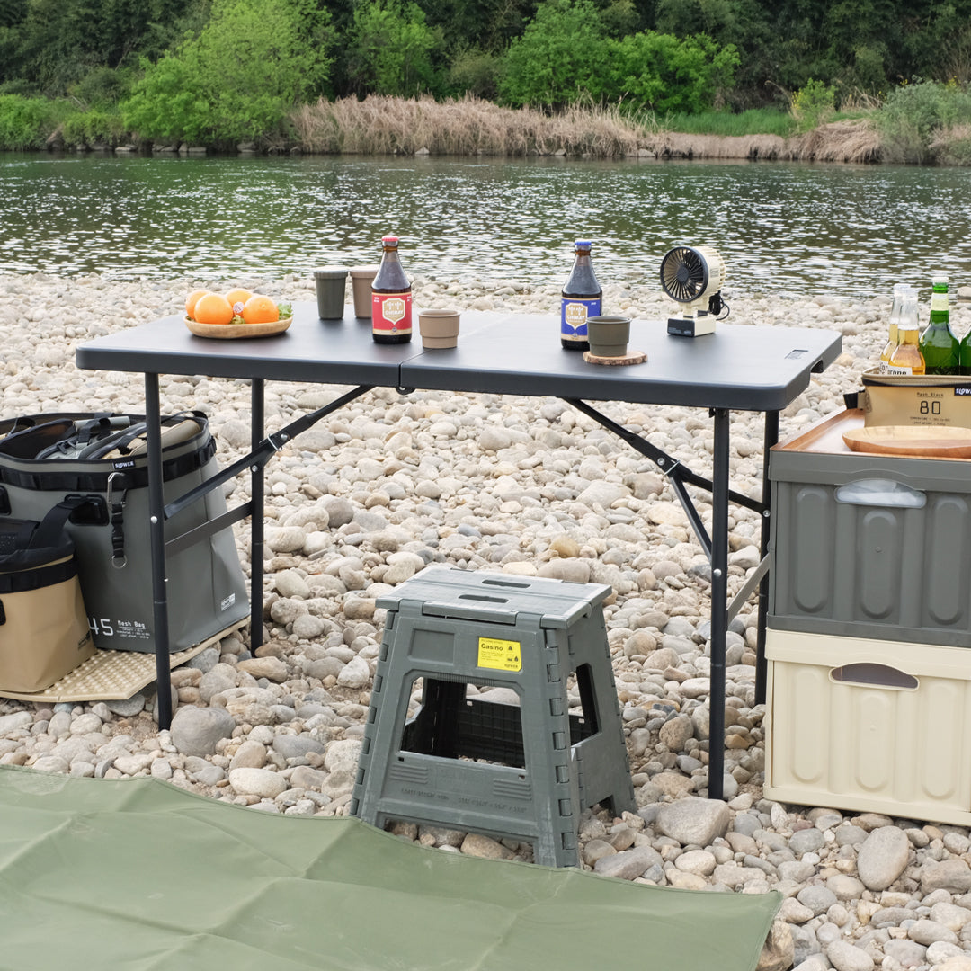 Large shops folding table and chairs