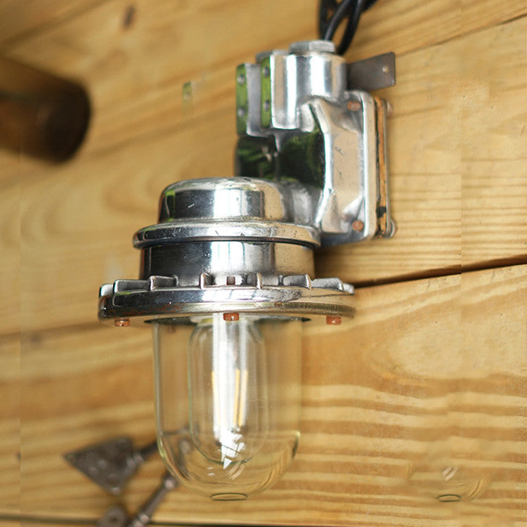 Cast aluminum right angle wall light