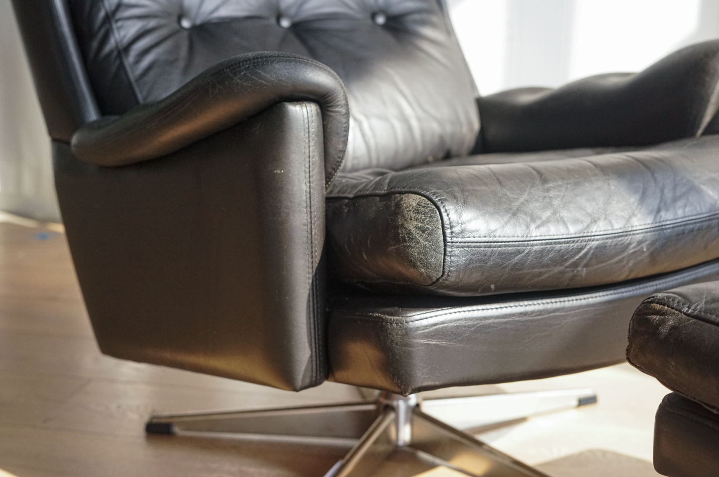 丹麥 純黑皮革 經典 旋轉扶手休閒椅(含腳凳)