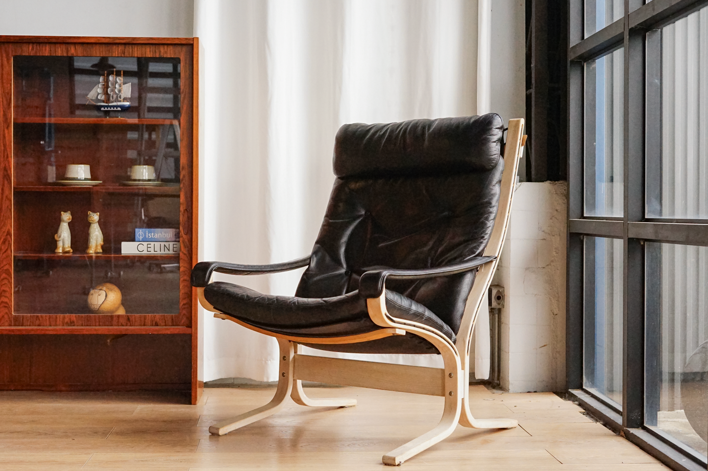 Siesta 黑色皮革 高背扶手休閒椅