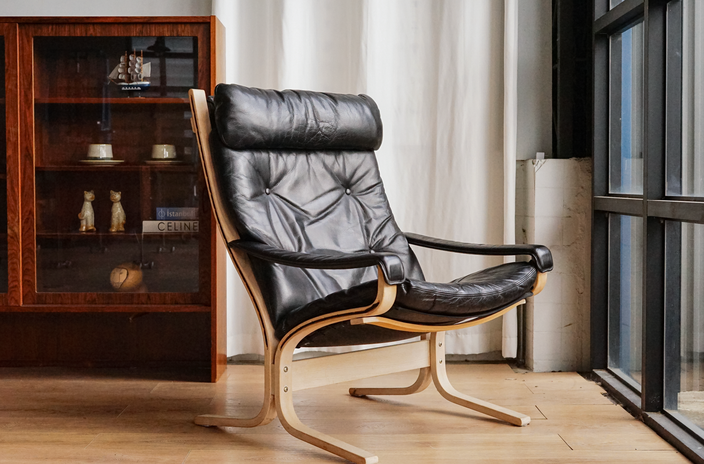 Siesta 黑色皮革 高背扶手休閒椅