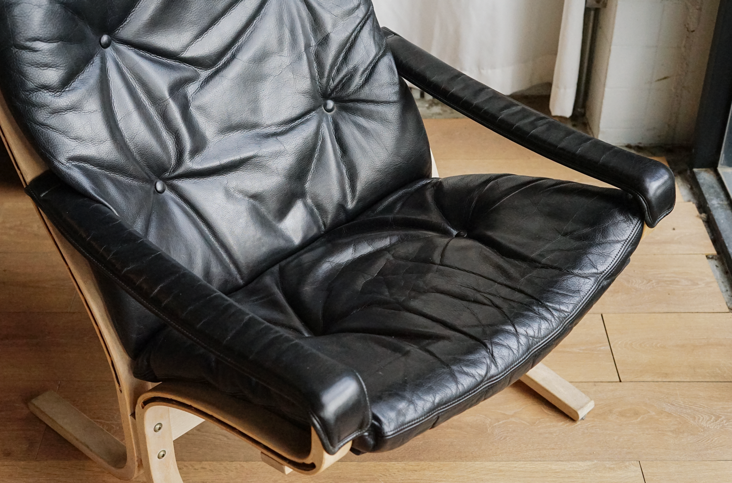 Siesta 黑色皮革 高背扶手休閒椅