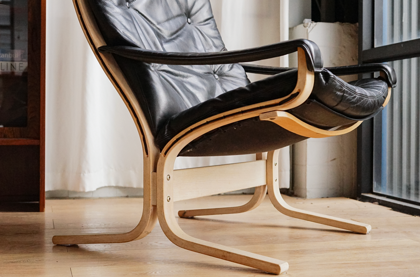 Siesta 黑色皮革 高背扶手休閒椅