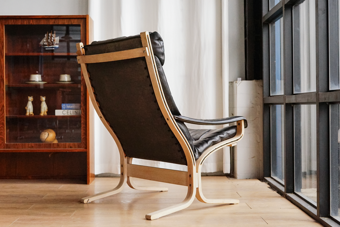 Siesta 黑色皮革 高背扶手休閒椅