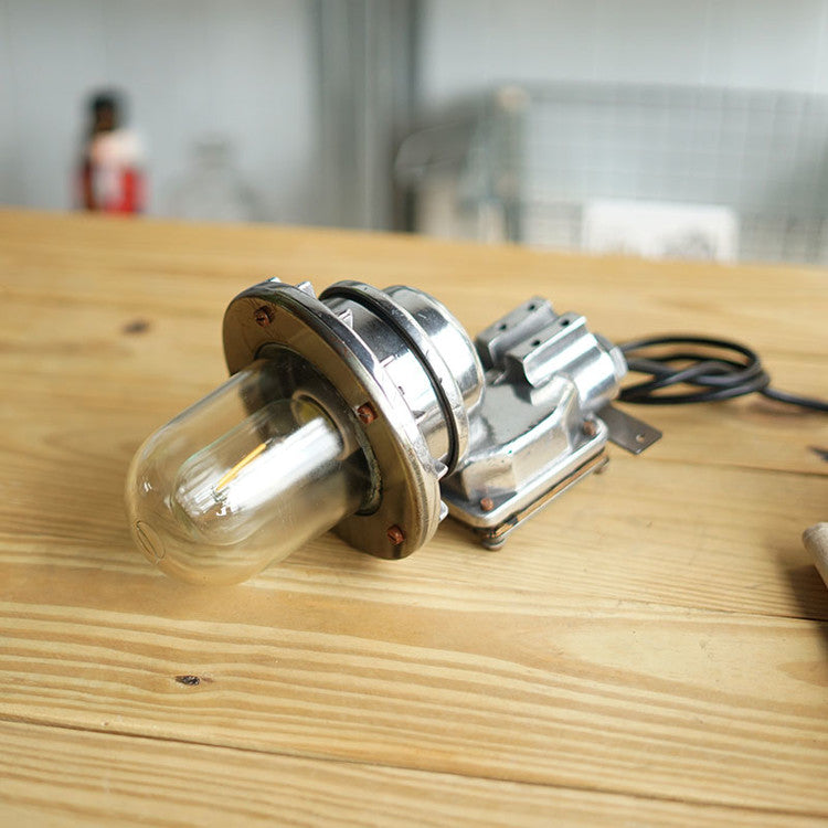 Cast aluminum right angle wall light