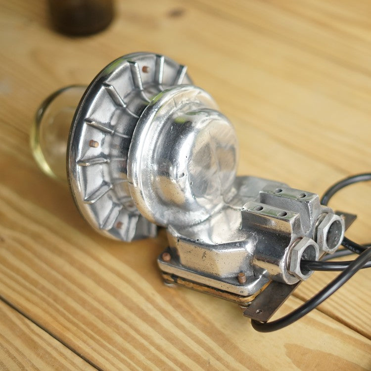 Cast aluminum right angle wall light
