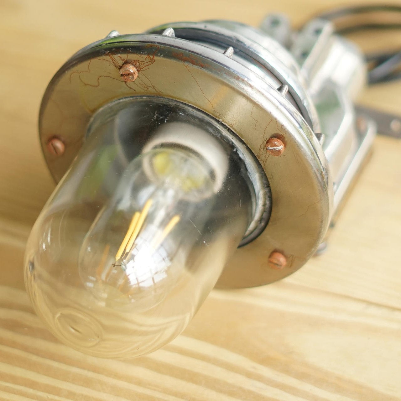 Cast aluminum right angle wall light