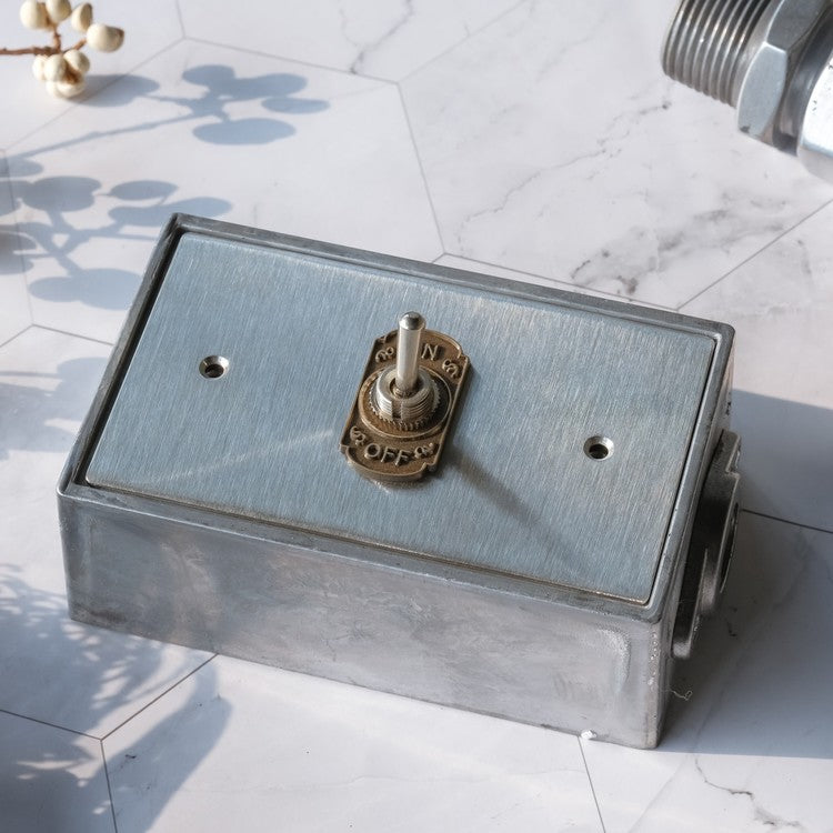 Exposed table-made aluminum box
