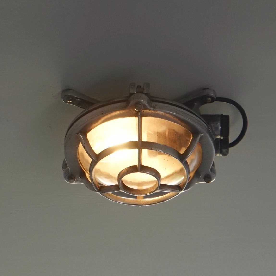 Shield type old wall lamp