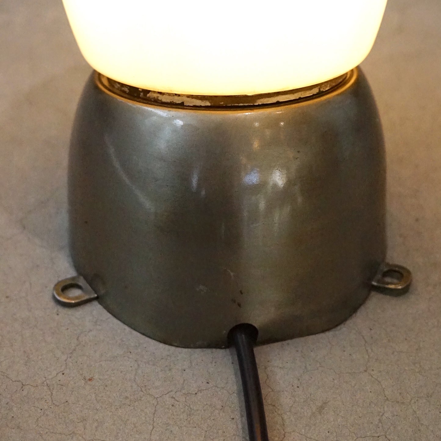 Cast aluminum milk wall light