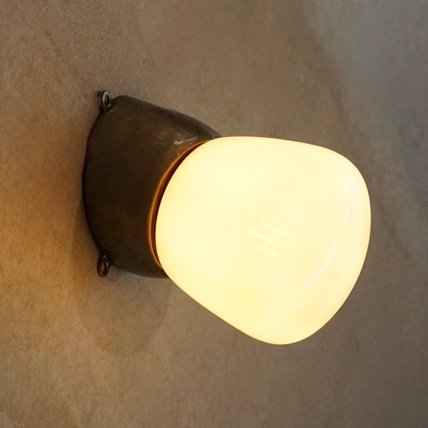 Cast aluminum milk wall light