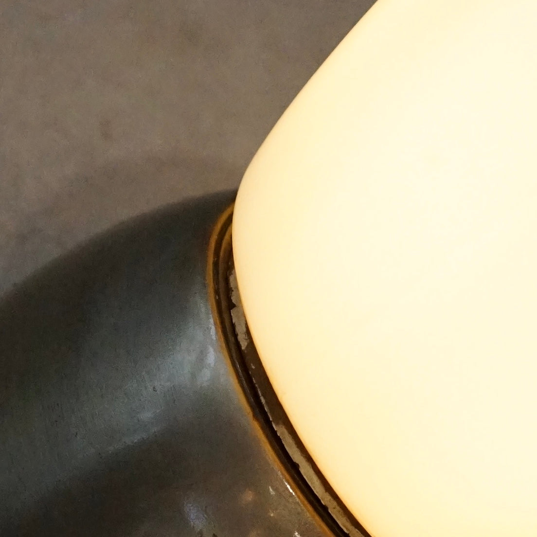 Cast aluminum milk wall light