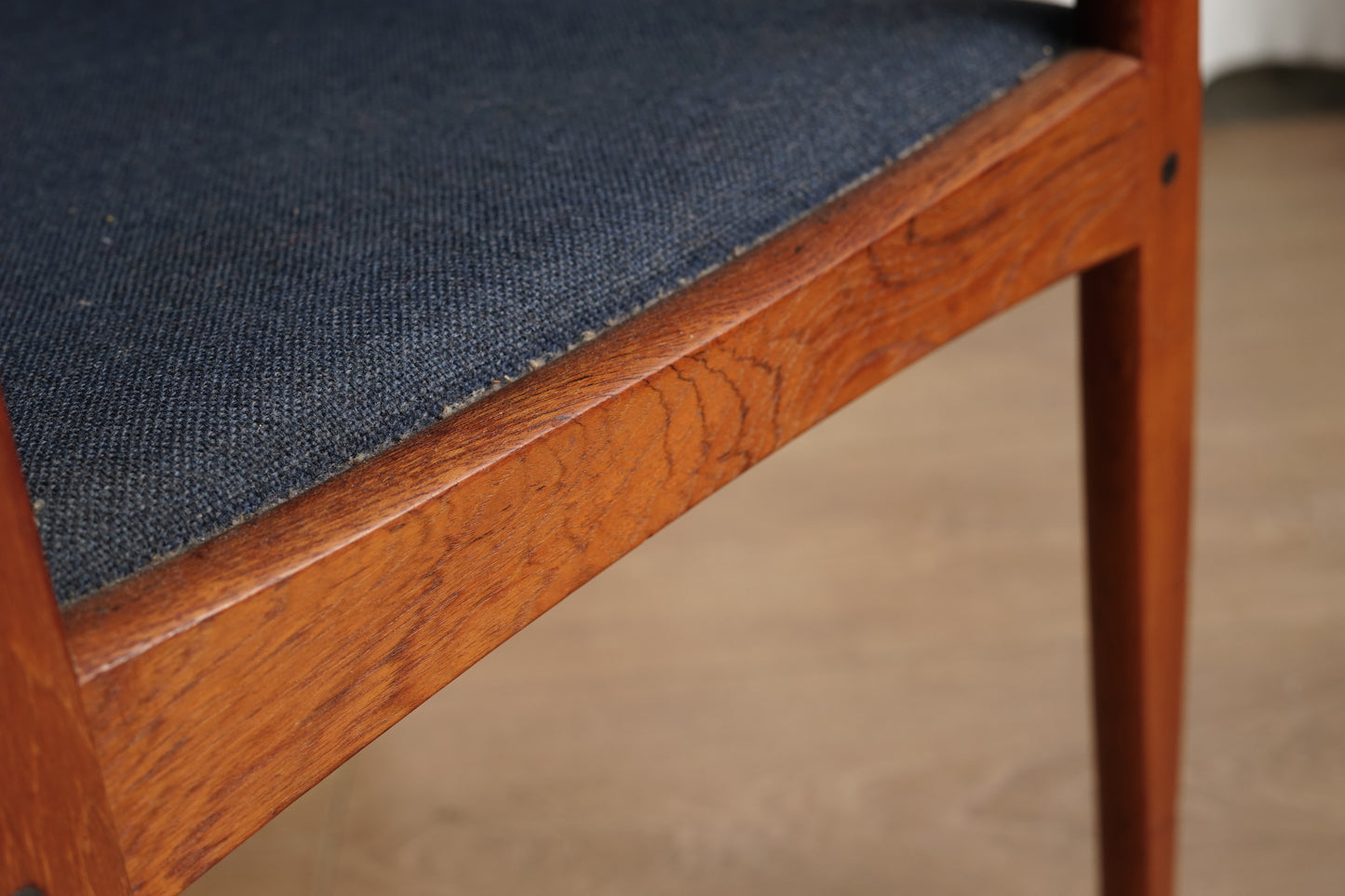 丹麥 H.W. Klein 柚木 深藍布面 扶手椅