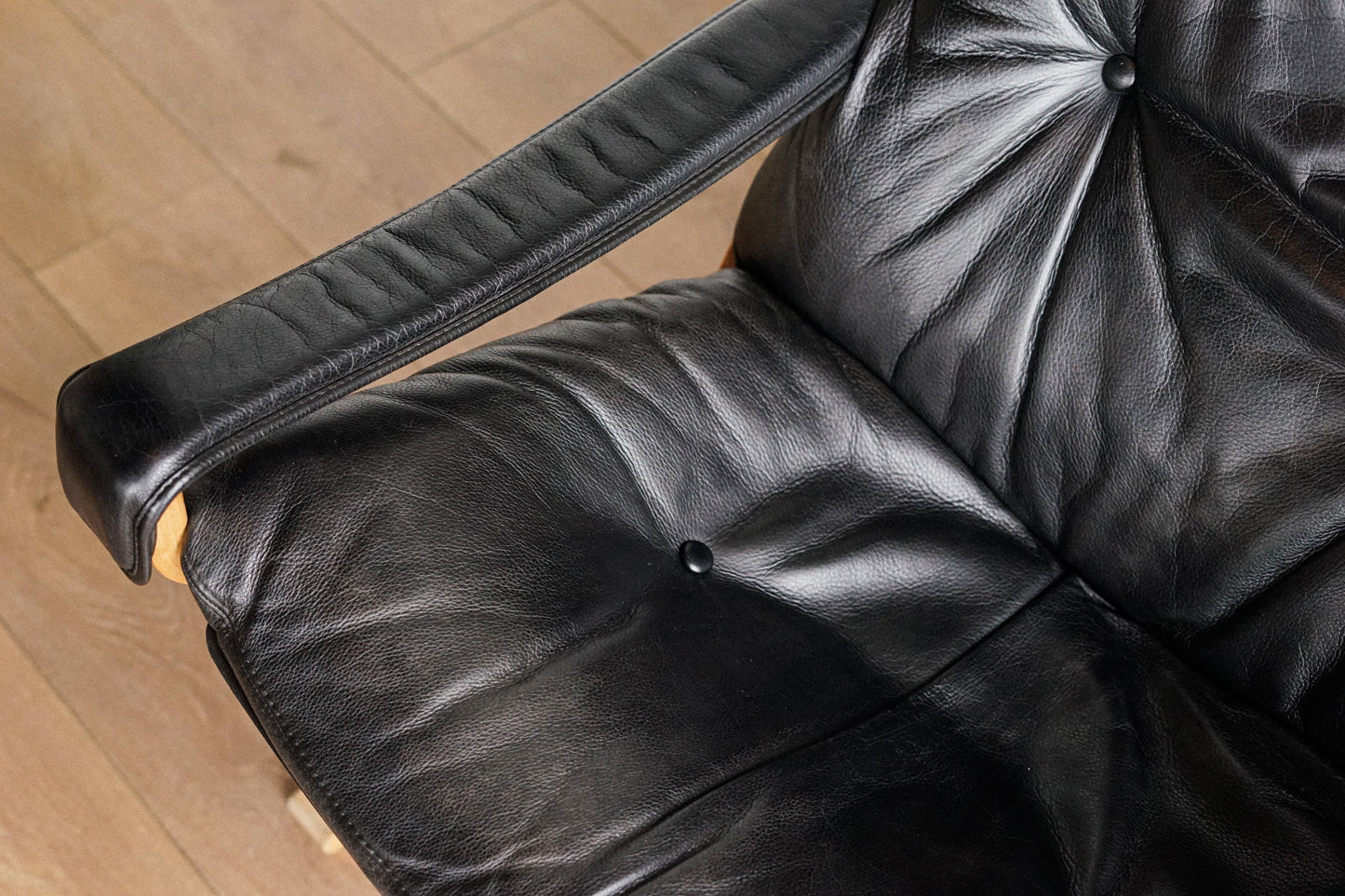 Siesta 黑色皮革 高背扶手休閒椅-2