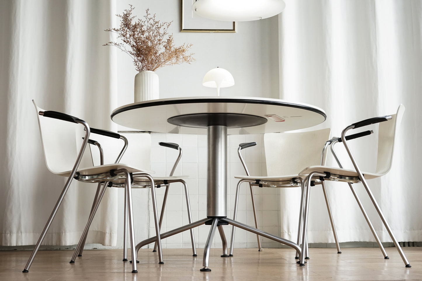 丹麥 Fritz Hansen|VicoDuo 圓餐桌扶手椅組 OLDANMARK
