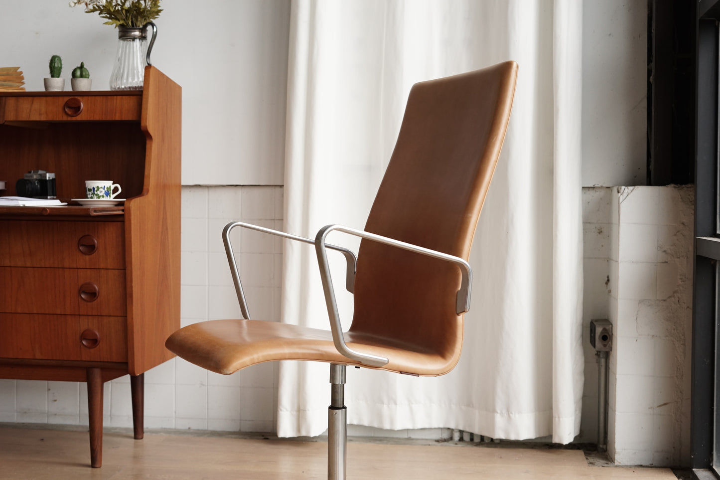 丹麥 Arne Jacobsen Oxford 高背旋轉椅