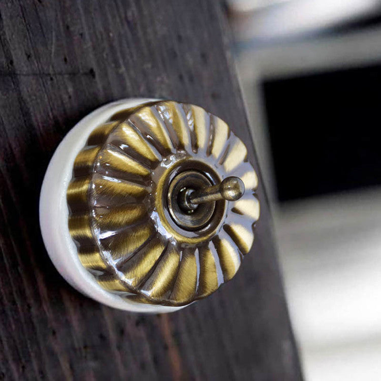 復古黃銅圓形開關 (三開含木質背板販售)