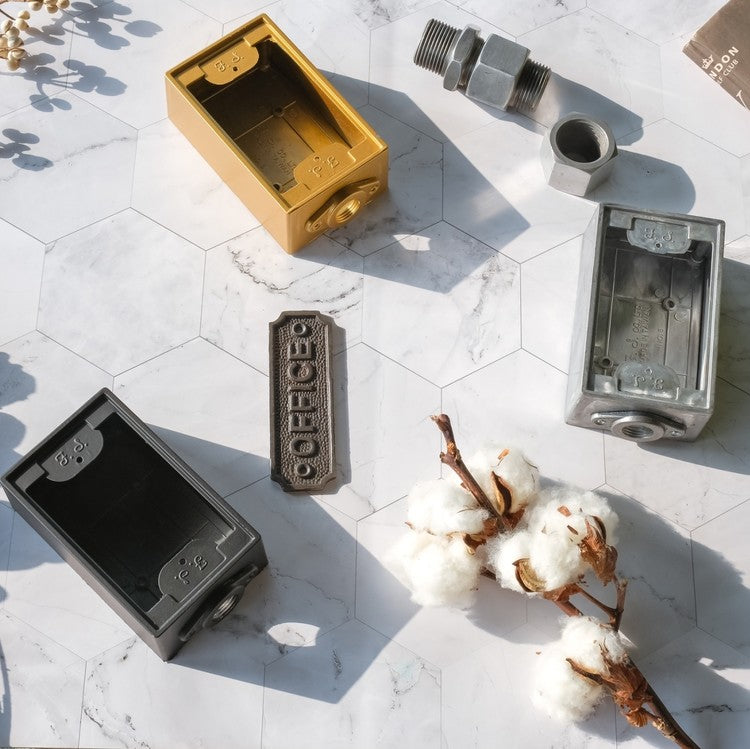 Exposed table-made aluminum box