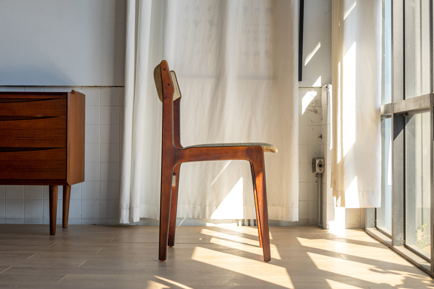 Erik Buch 柚木纖布餐椅 OLDANMARK