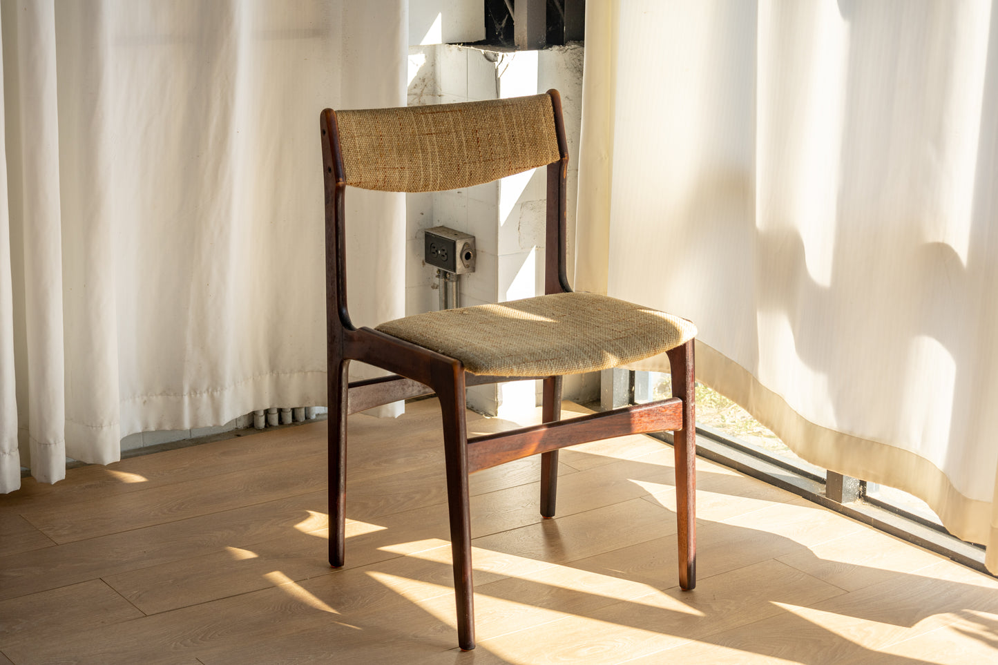 Erik Buch 柚木纖布餐椅 OLDANMARK