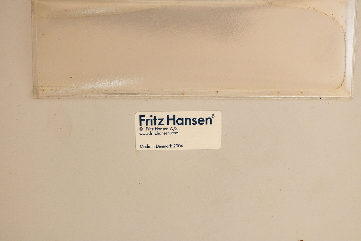 Fritz Hansen 經典餐桌 #淺灰 OLDANMARK
