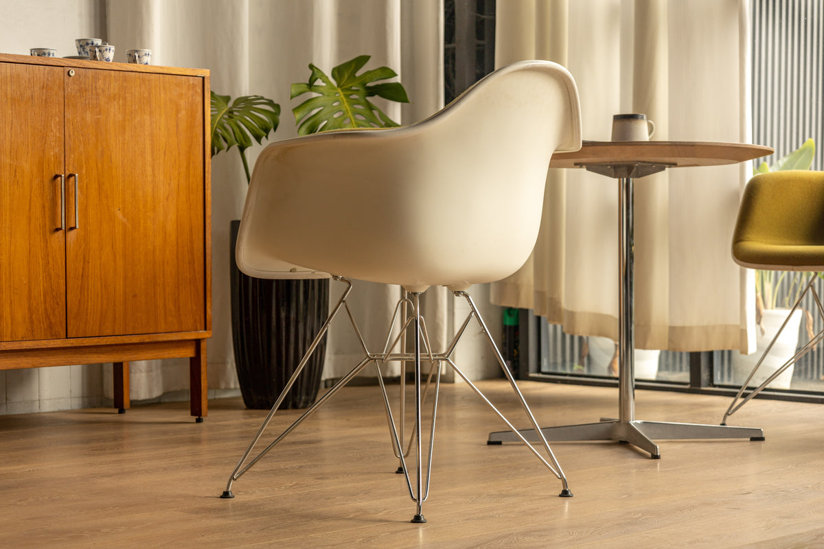 Charles & Ray Eames DAR Armchair OLDANMARK