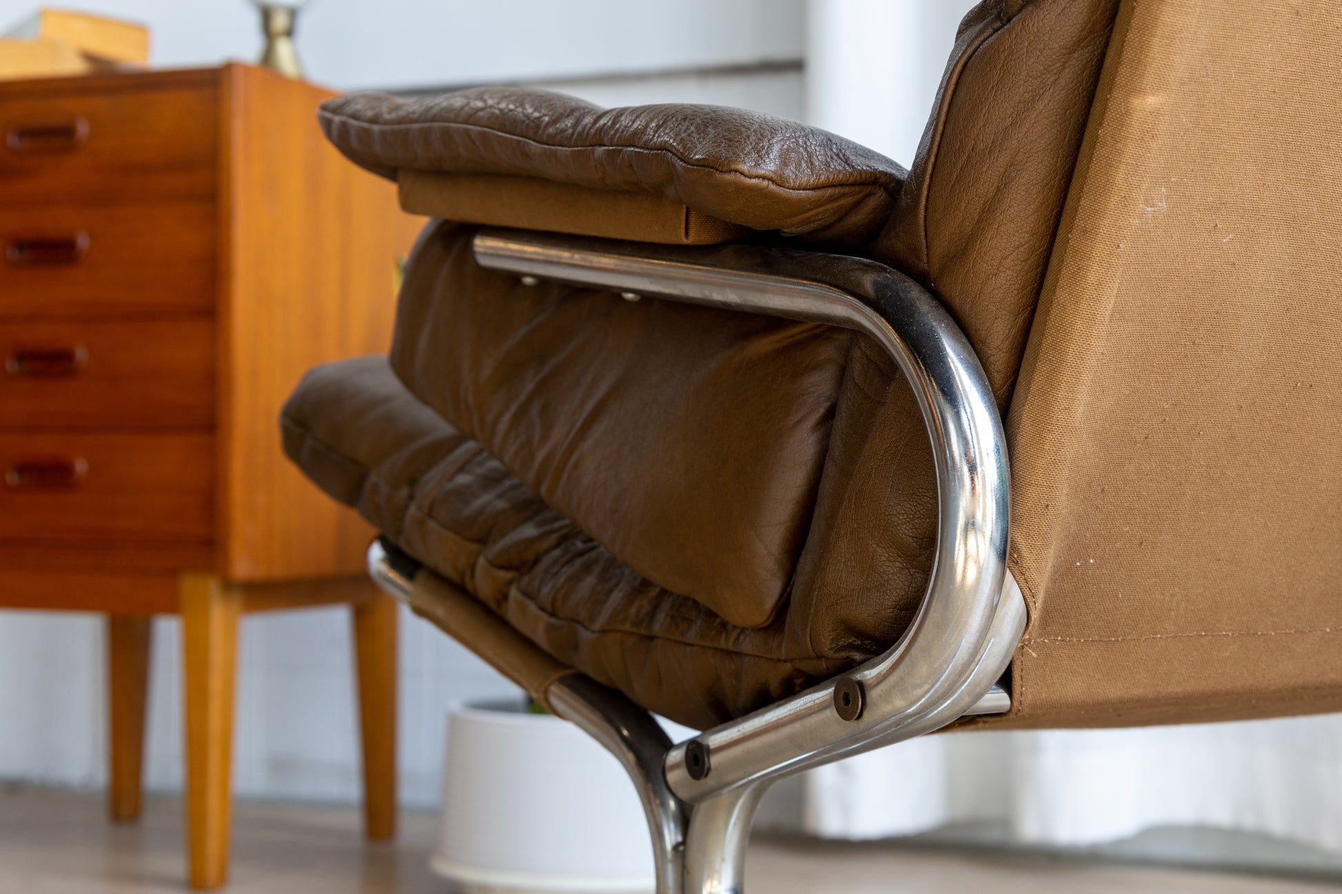 丹麥 現代風 鋼管 皮革 高背休閒椅 OLDANMARK