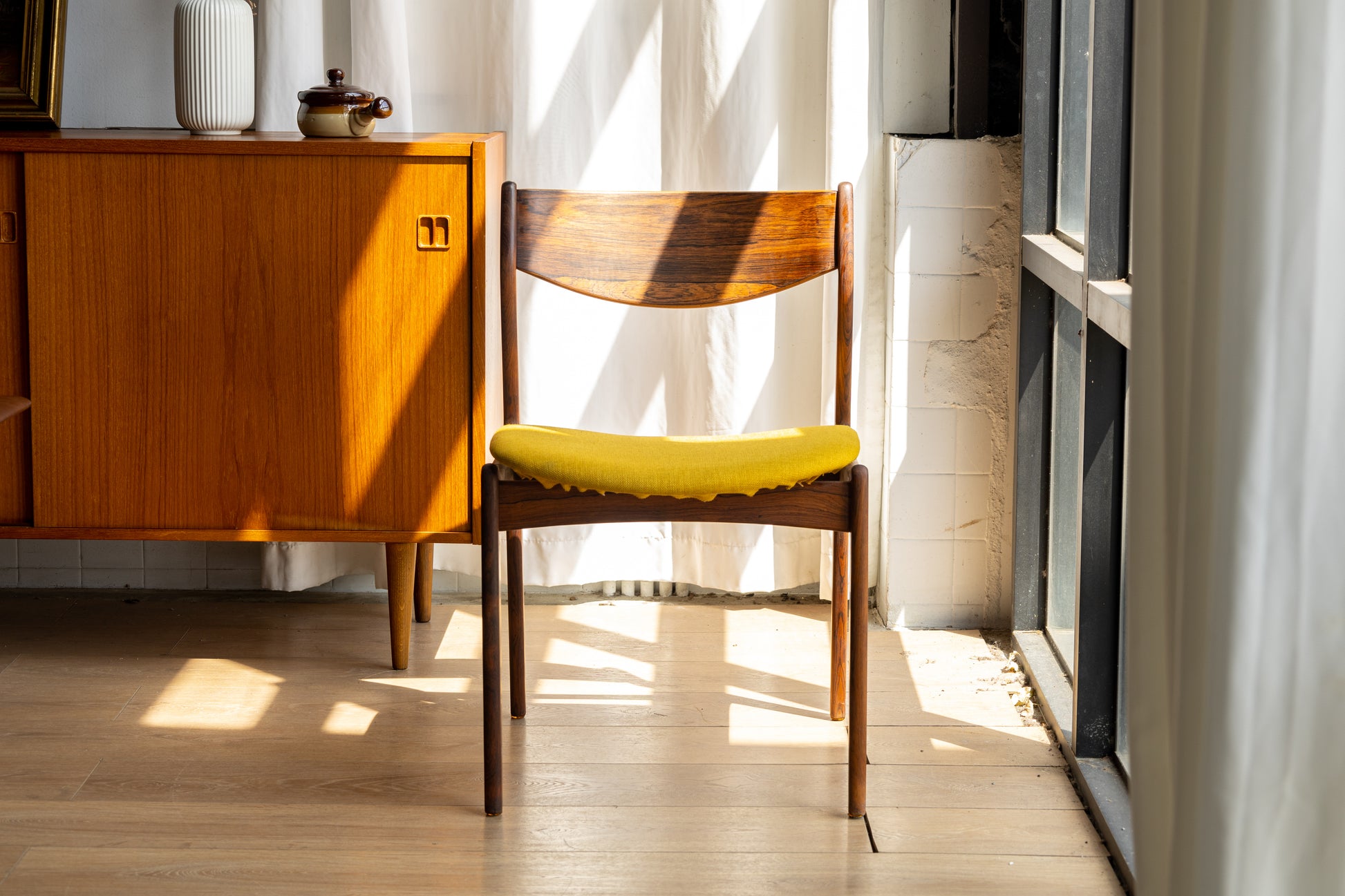 P.E. Jørgensen｜Farsø Stolefabrik 玫瑰木餐椅 OLDANMARK