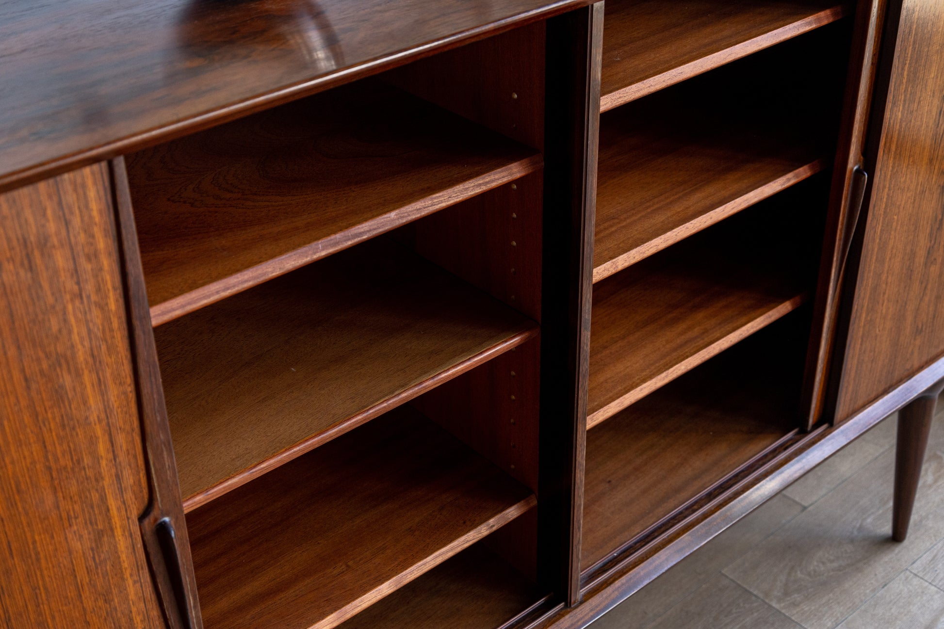 Gunni Omann Model 19 丹麥玫瑰木邊櫃 OLDANMARK