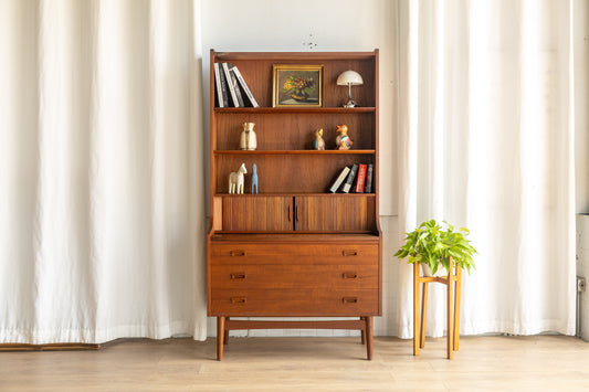 Johannes Sorth 柚木捲門展示櫃 OLDANMARK