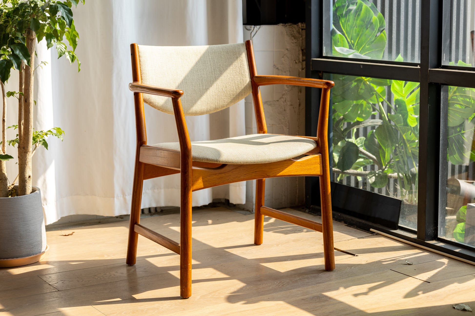 丹麥 柚木 直角扶手 餐椅 OLDANMARK