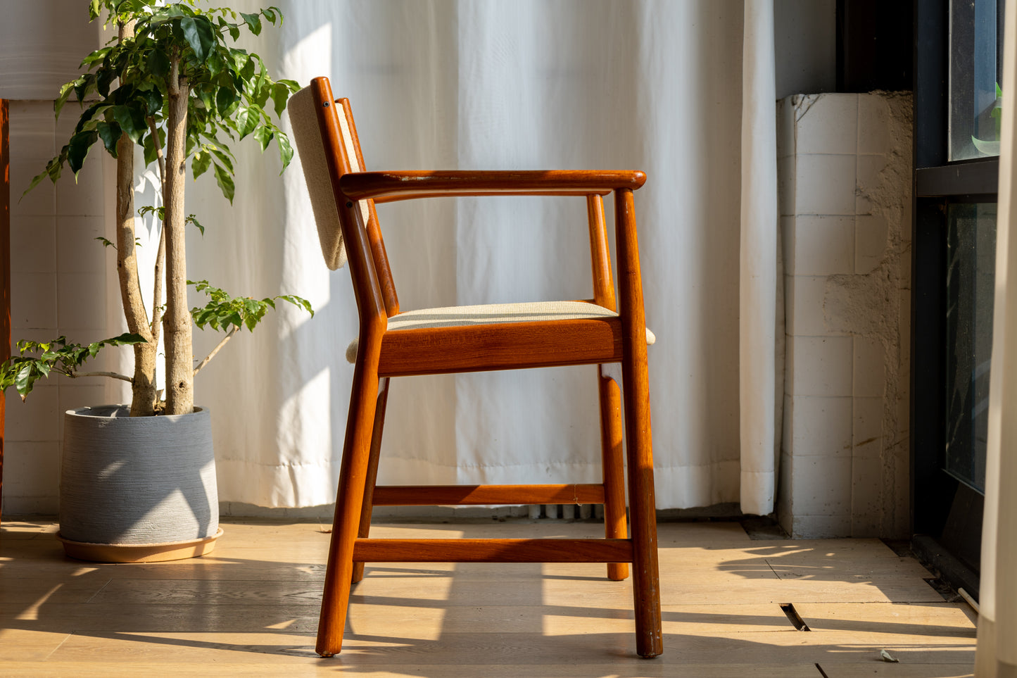丹麥 柚木 直角扶手 餐椅 OLDANMARK