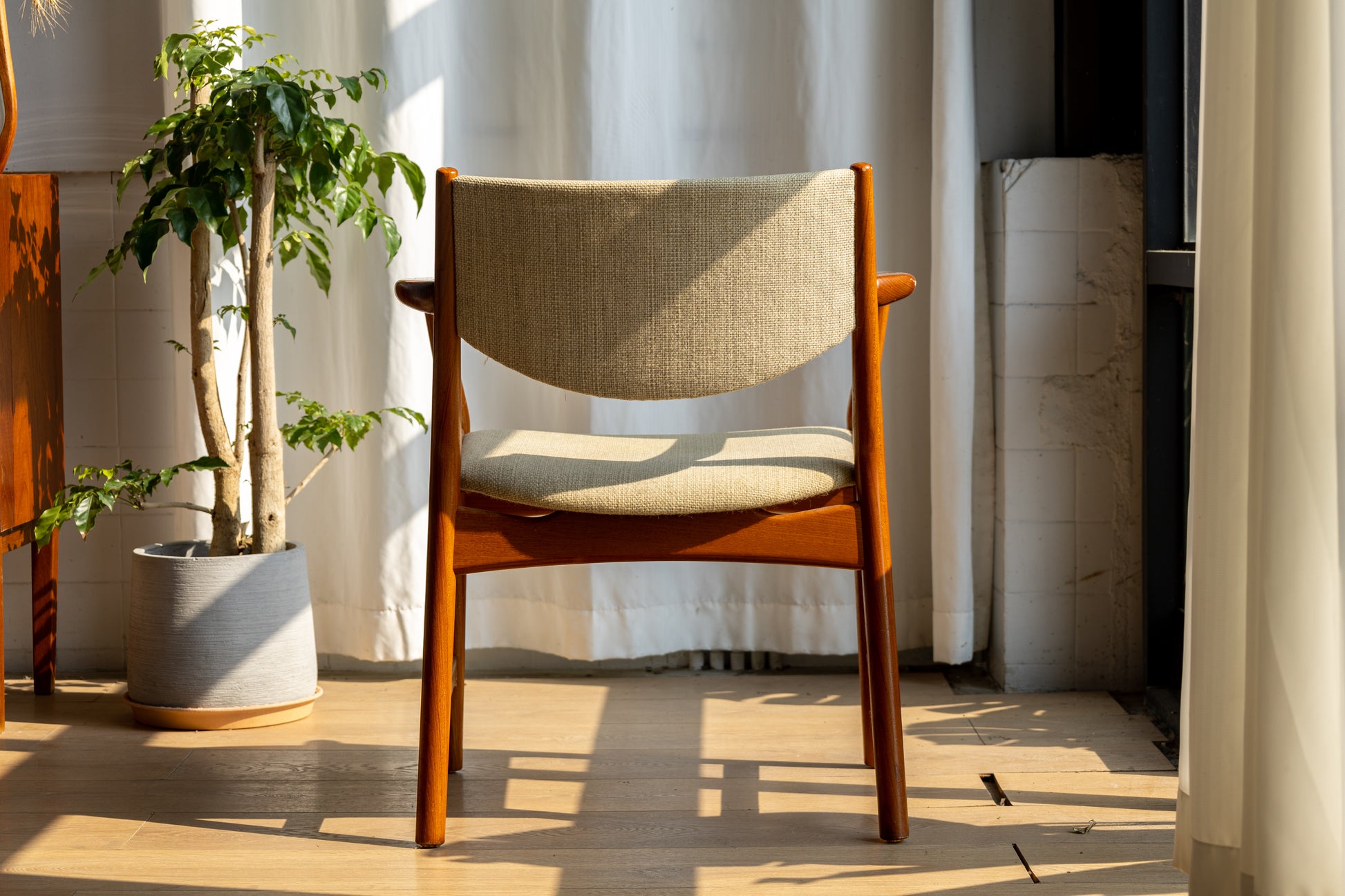 丹麥 柚木 直角扶手 餐椅 OLDANMARK