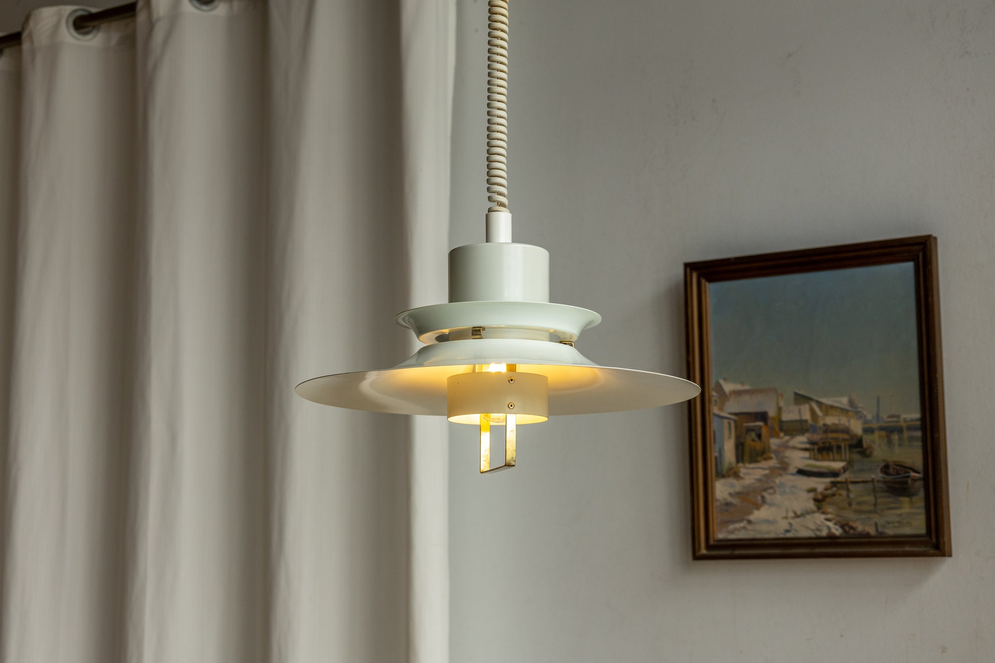 Vitrika 白色飛碟金屬吊燈 OLDANMARK