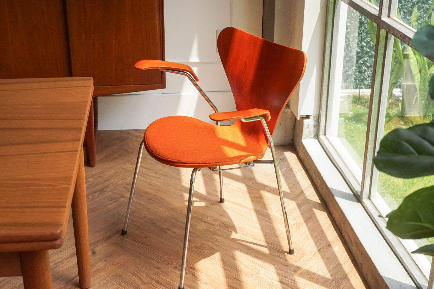 Arne Jacobsen Model 3207 橙色坐墊 扶手椅