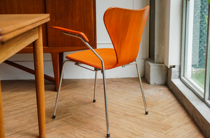 Arne Jacobsen Model 3207 橙色坐墊 扶手椅