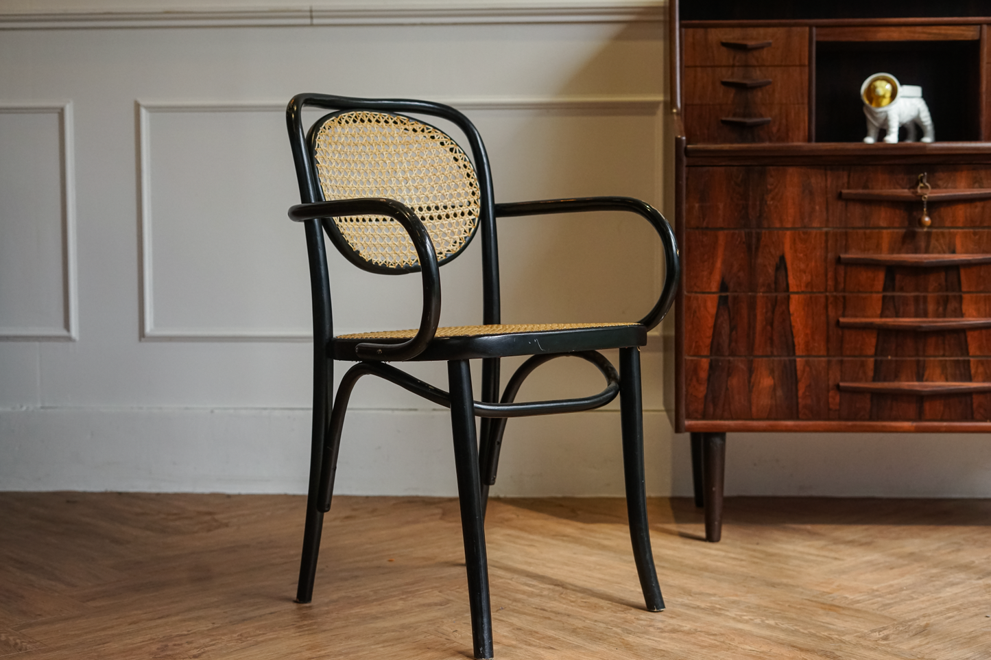 Thonet  經典 扶手藤編椅