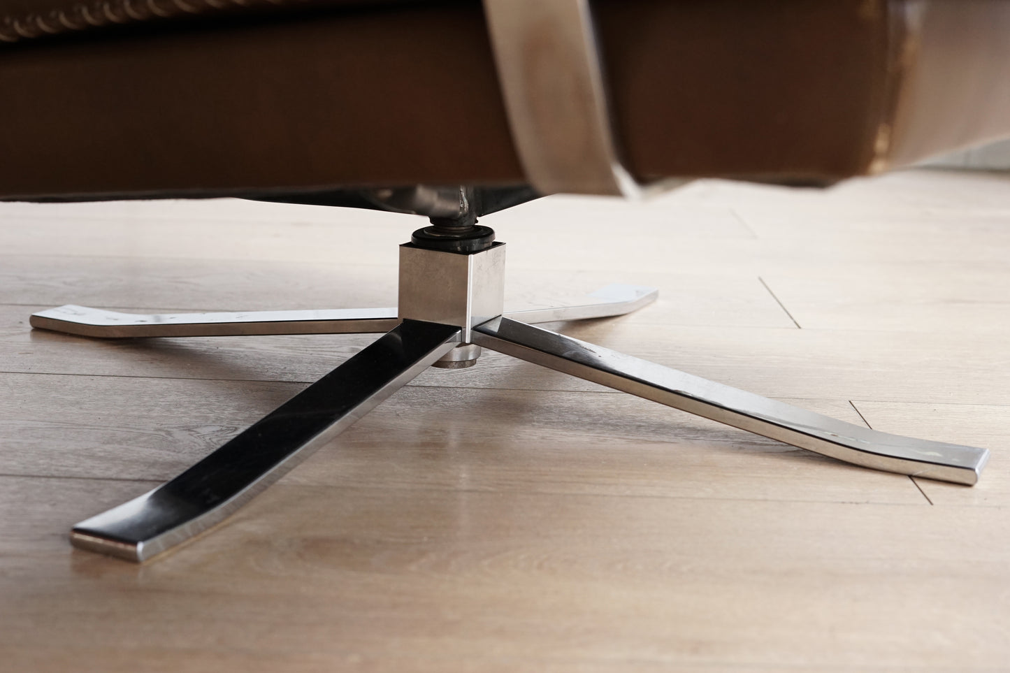 Arne Norell 真皮 厚墊 棕色 低座深躺 旋轉椅