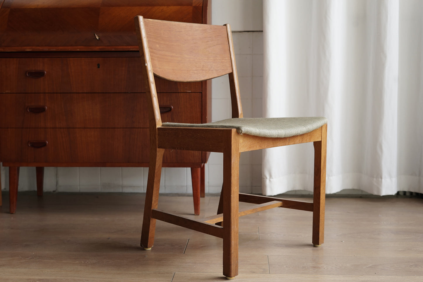 丹麥 弧背 橄欖灰 布墊 餐椅