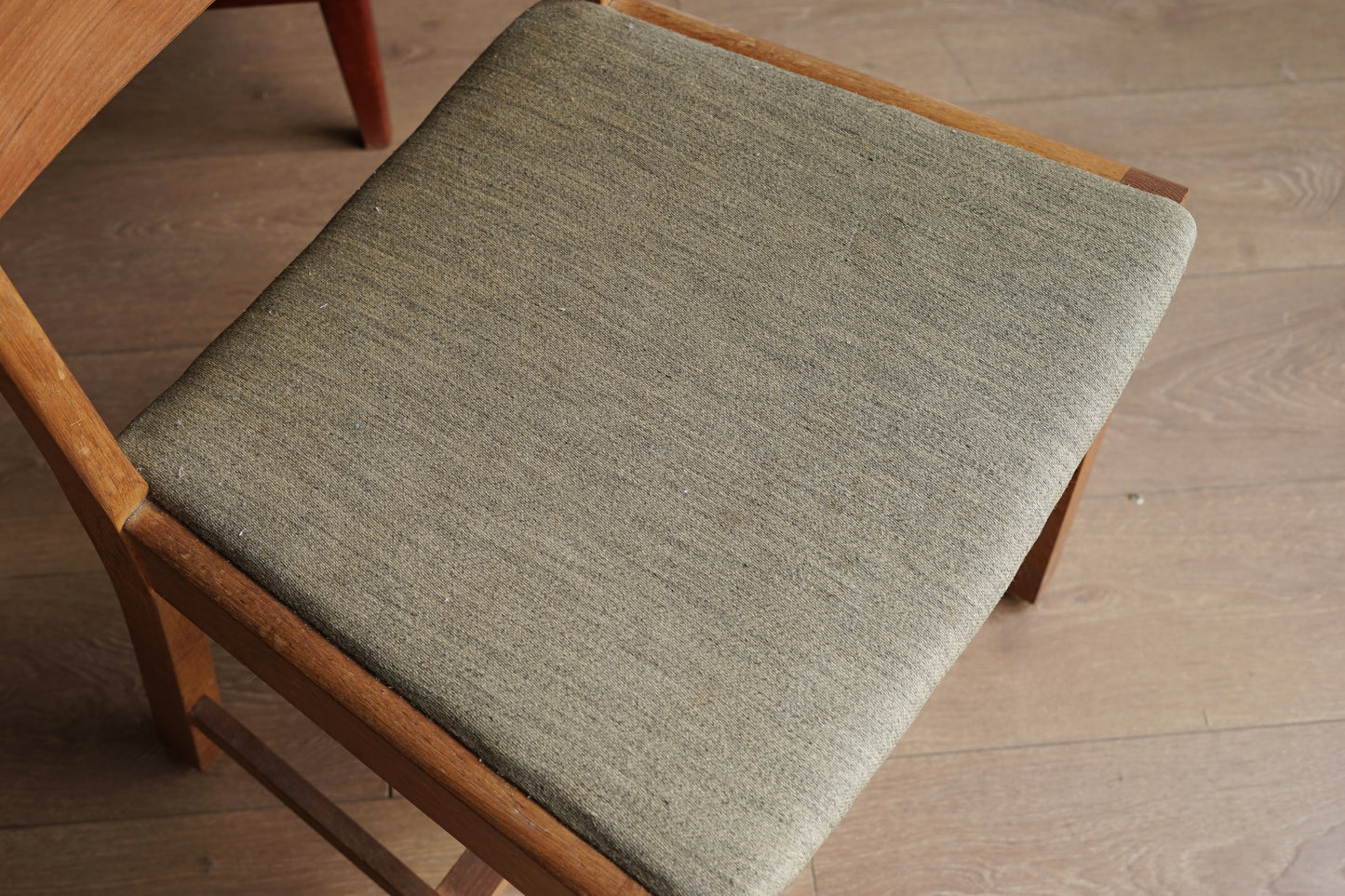 丹麥 弧背 橄欖灰 布墊 餐椅