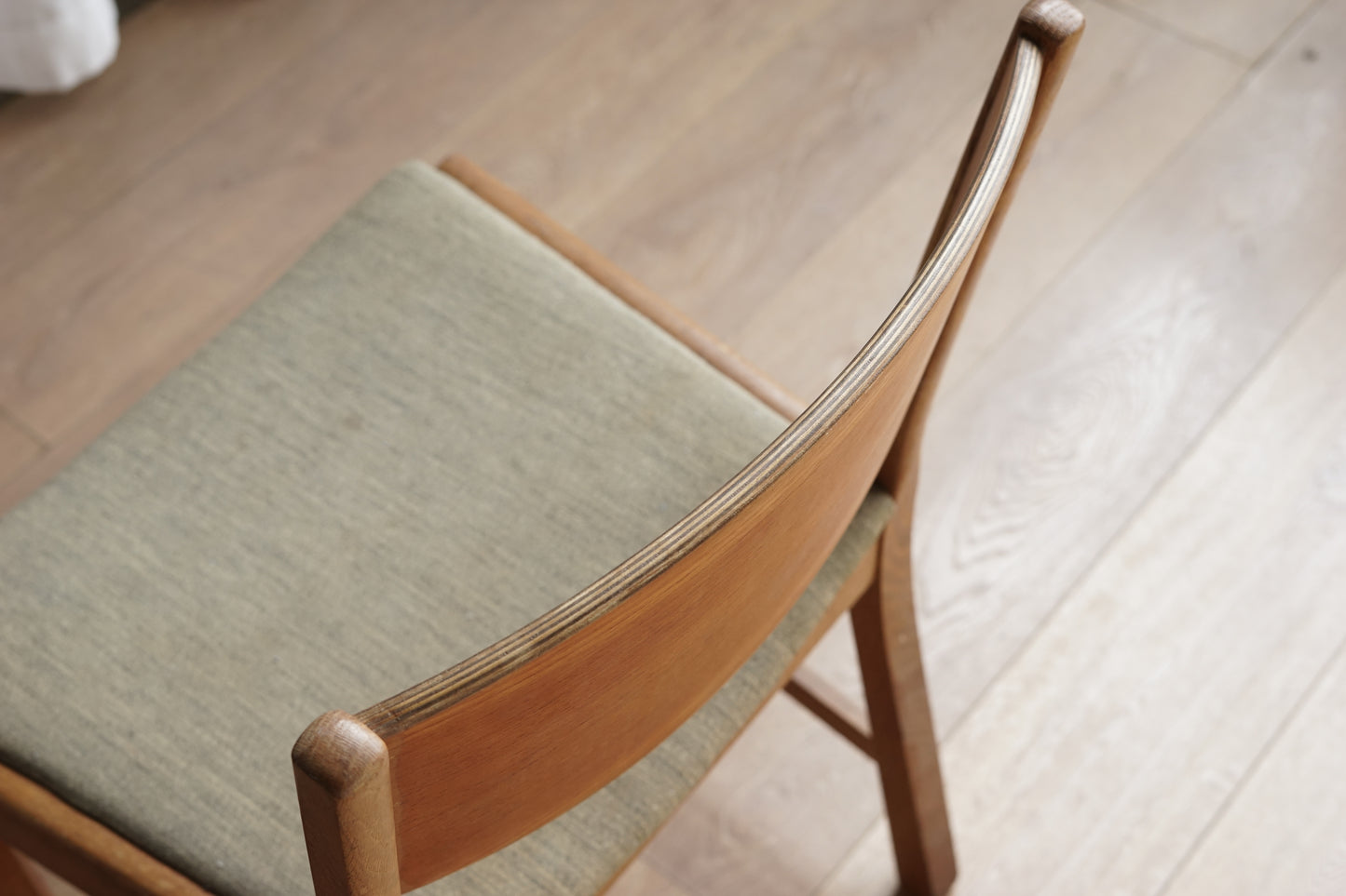 丹麥 弧背 橄欖灰 布墊 餐椅