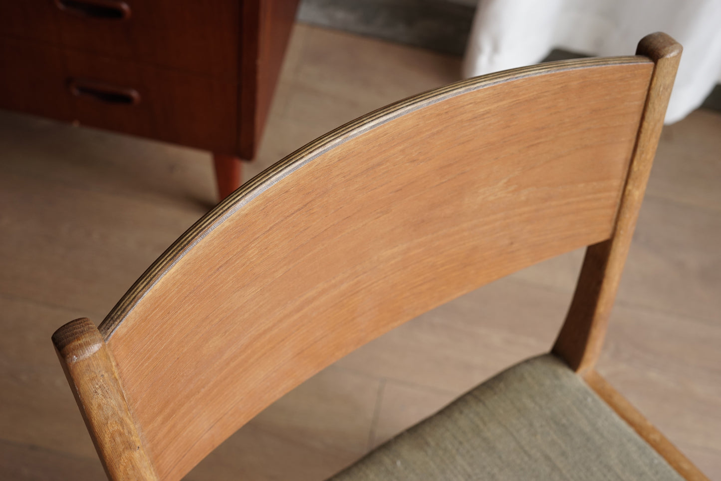 丹麥 弧背 橄欖灰 布墊 餐椅