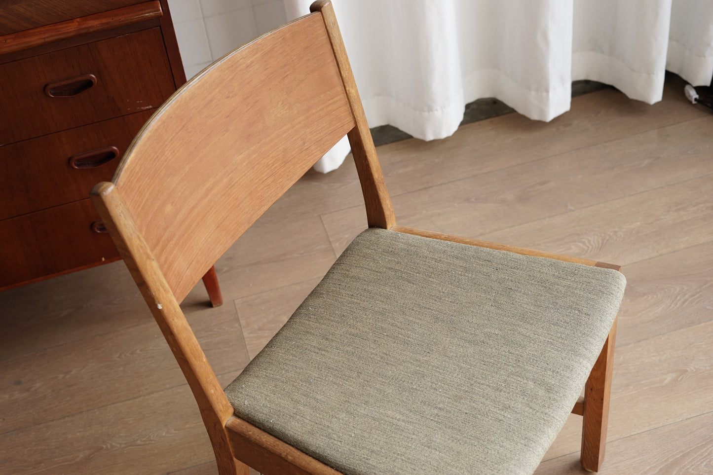 丹麥 弧背 橄欖灰 布墊 餐椅