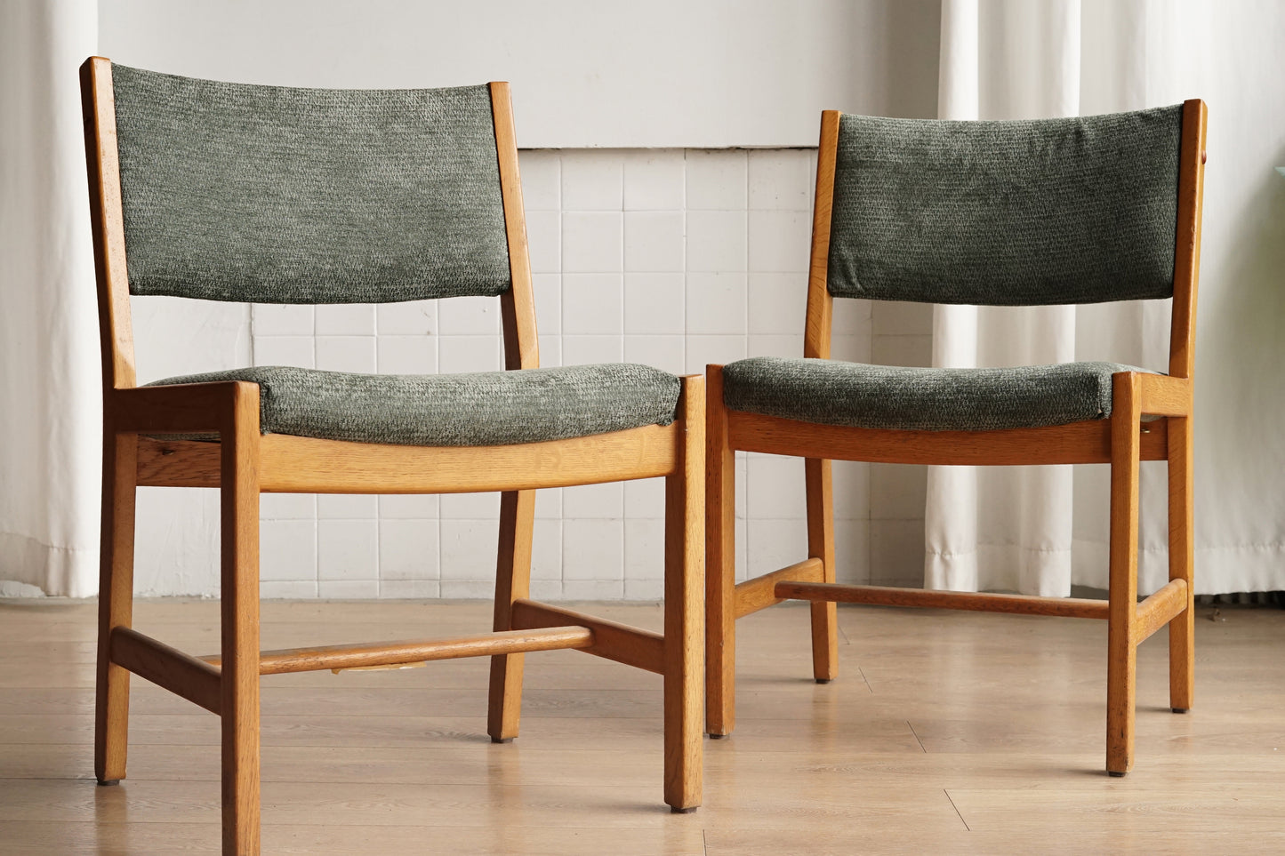 丹麥 Hans J. Wegner 橡木 綠布 無扶手 軟墊椅