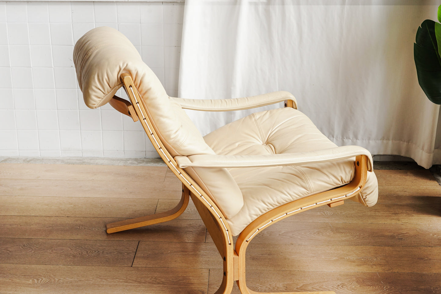 Siesta 奶油皮革 低背扶手休閒椅