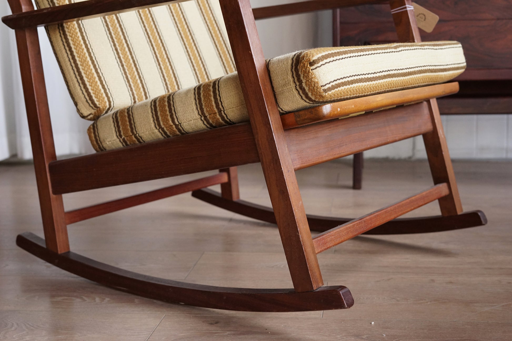 丹麥 柚木 寬條背 經典搖椅 OLDANMARK