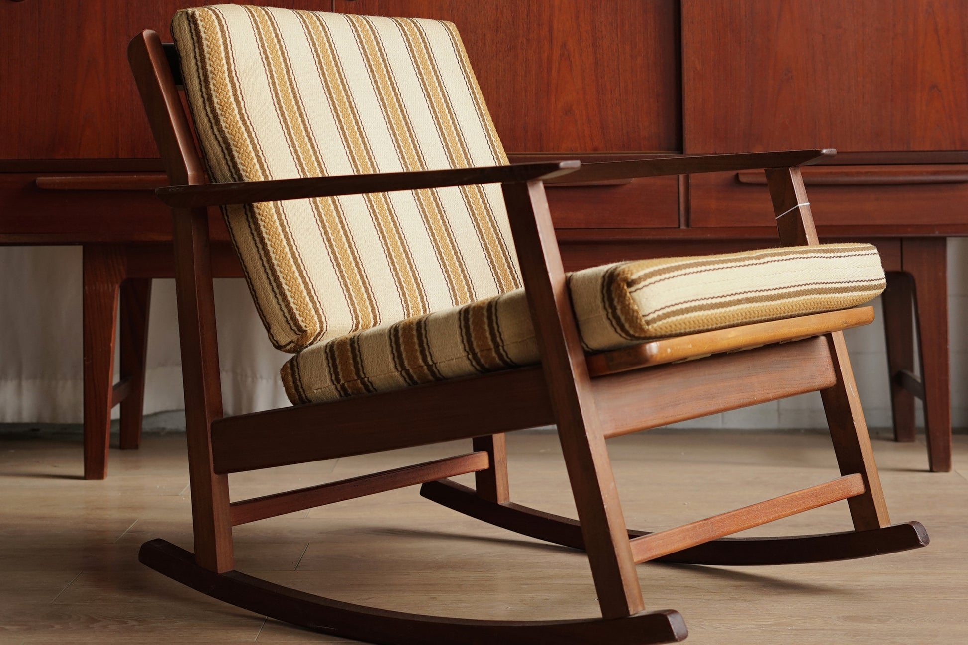 丹麥 柚木 寬條背 經典搖椅 OLDANMARK