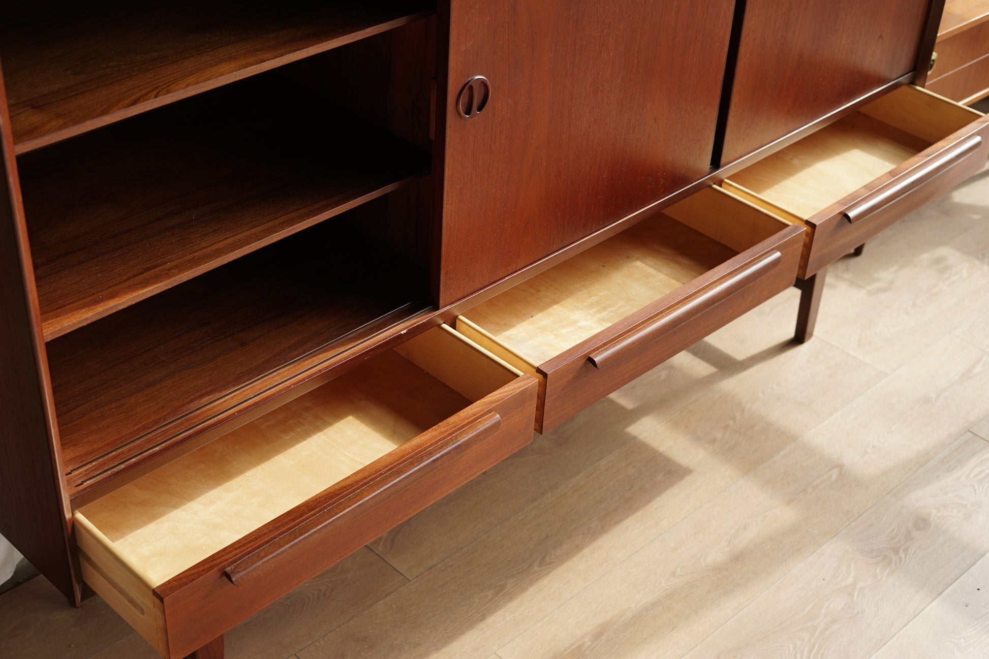 丹麥 柚木 圓形把手 三滑門 高櫃 OLDANMARK