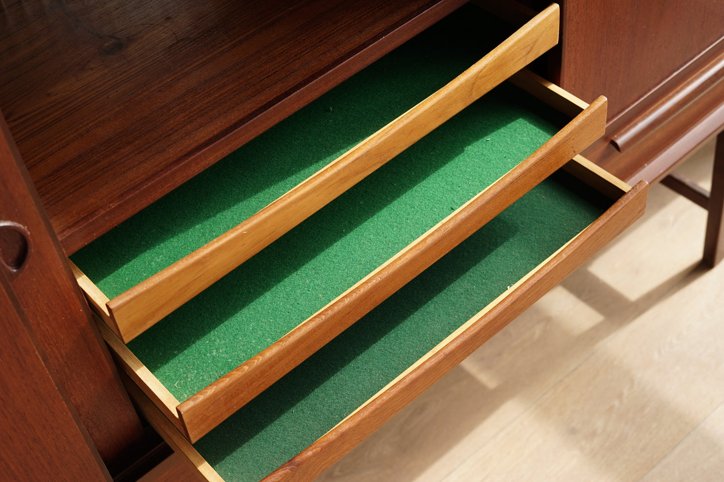 丹麥 柚木 圓形把手 三滑門 高櫃 OLDANMARK